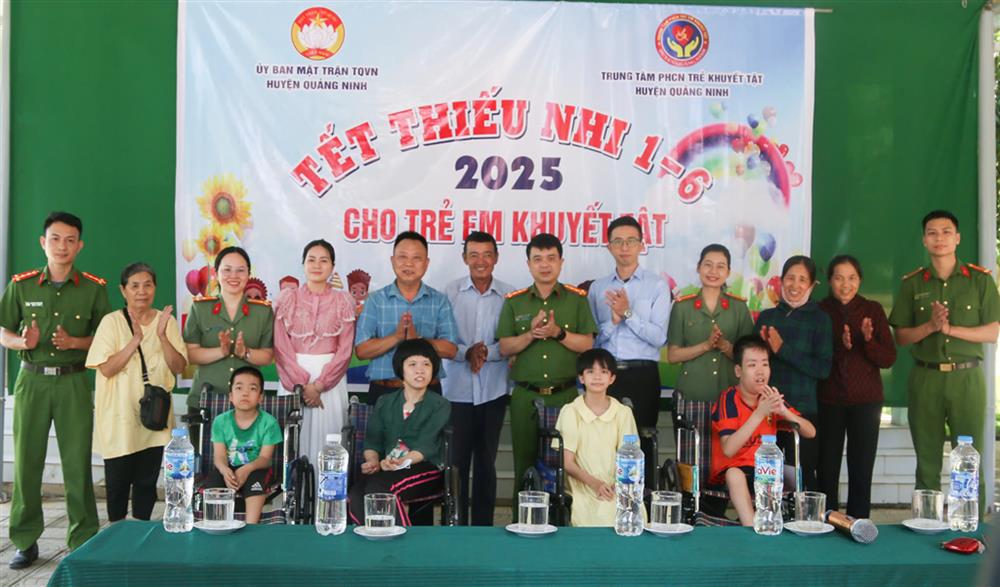 Đoàn trao tặng xe lăn đến người khuyết tật.