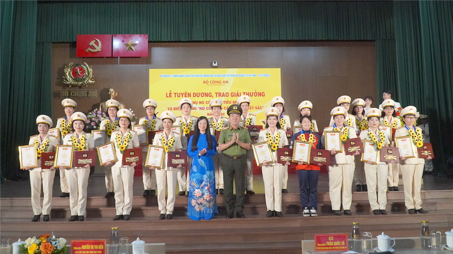 Thứ trưởng Trần Quốc Tỏ và đồng chí Nguyễn Thị Thu Hiền, Phó Chủ tịch Trung ương Hội Liên hiệp Phụ nữ Việt Nam trao chứng nhận tặng các cá nhân Phụ nữ Công an tiêu biểu năm 2024.