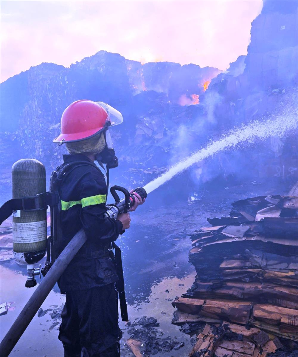 Một số hình ảnh về công tác chữa cháy và cứu nạn, cứu hộ của các đơn vị chức năng tại hiện trường vụ cháy.