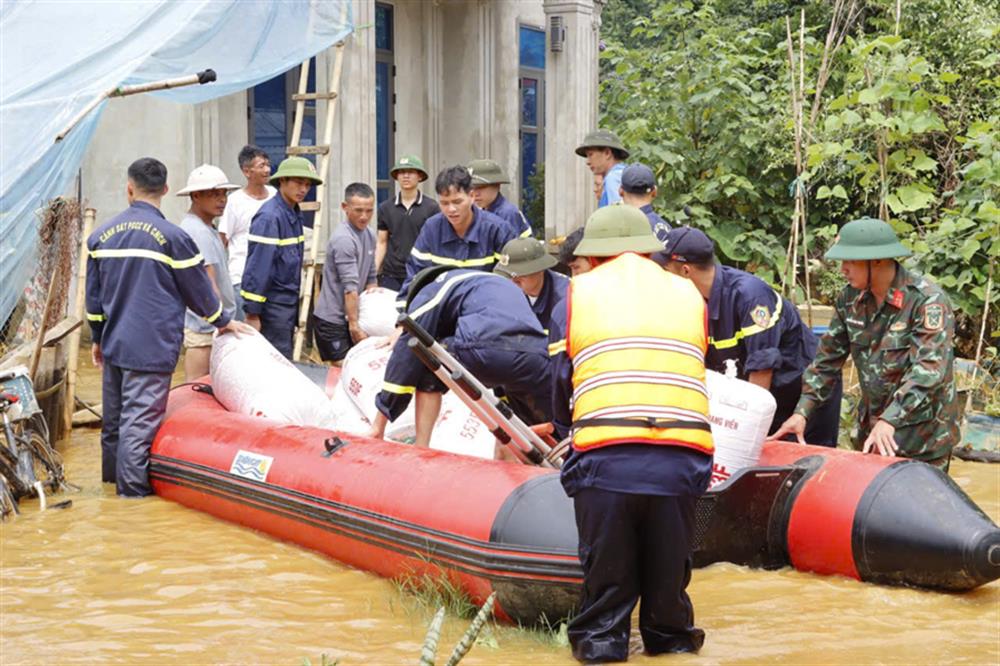 Lực lượng Công an hỗ trợ người dân sơ tán đồ đạc, nông sản ra khỏi khu vực ngập lụt, sạt lở.