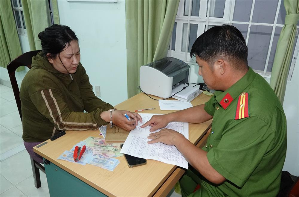 Đối tượng Nguyễn Thị Kim Ánh làm việc với Công an xã Tiến Lợi.