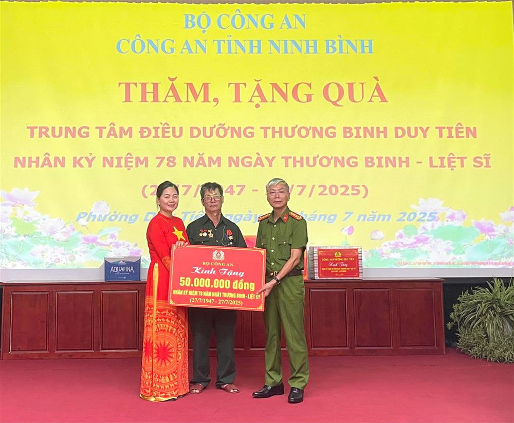 Thừa ủy quyền của Bộ trưởng Bộ Công an, Đại tá Kiều Hữu Tuyển trao số tiền 50 triệu đồng của Bộ Công an tặng Trung tâm điều dưỡng Thương binh Duy Tiên.