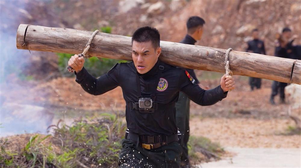 Dàn nghệ sĩ nam nổi tiếng từ nhiều lĩnh vực, sẽ hóa thân thành chiến sĩ Công an nhân dân, trải nghiệm thực thụ vai trò của hai lực lượng tiêu biểu: lực lượng Cảnh sát Phòng cháy, chữa cháy và Cứu nạn, cứu hộ; lực lượng Cảnh sát cơ động.