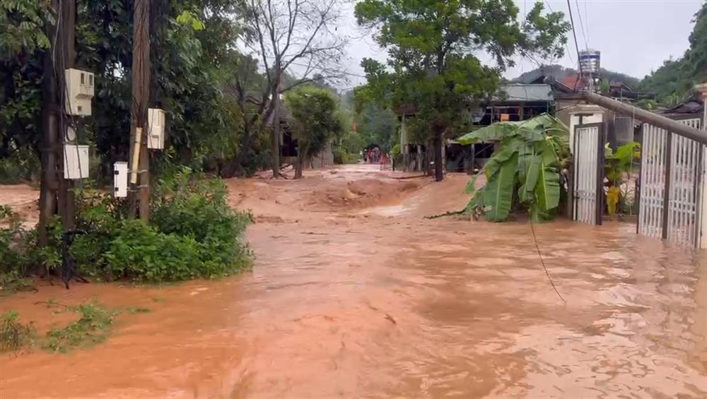 Nhiều bản bị ngập úng, cô lập.