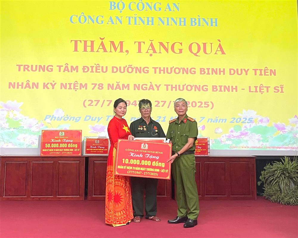Đại tá Kiều Hữu Tuyển trao số tiền 10 triệu đồng của Công an tỉnh tặng Trung tâm điều dưỡng Thương binh Duy Tiên.