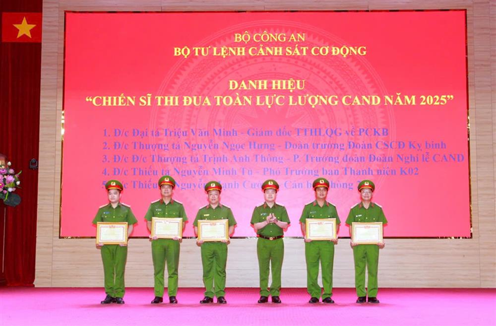 Thừa uỷ quyền của Thủ tướng Chính phủ, Trung tướng Nguyễn Ngọc Vân trao danh hiệu "Chiến sĩ thi đua toàn lực lượng CAND" tặng các cá nhân có thành tích xuất sắc.
