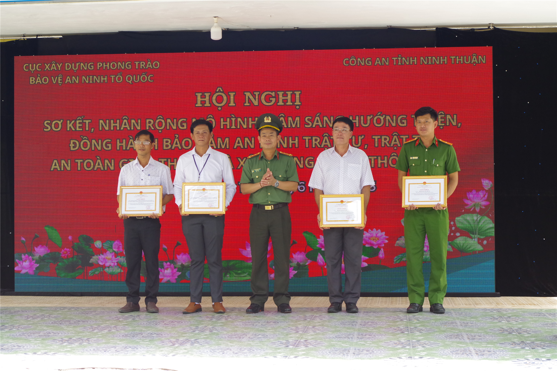 03 tập thể và 04 cá nhân có thành tích xuất sắc trong tham mưu, hướng dẫn, triển khai thực hiện công tác xây dựng, nhân rộng mô hình điển hình tiến tiến về đảm bảo ANTT trong xây dựng nông thôn mới trên địa bàn tỉnh trong thời gian qua.