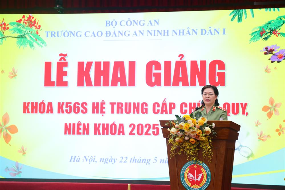 Thiếu tướng, PGS. TS Đinh Ngọc Hoa, Hiệu trưởng Nhà trường phát biểu tại buổi Lễ.