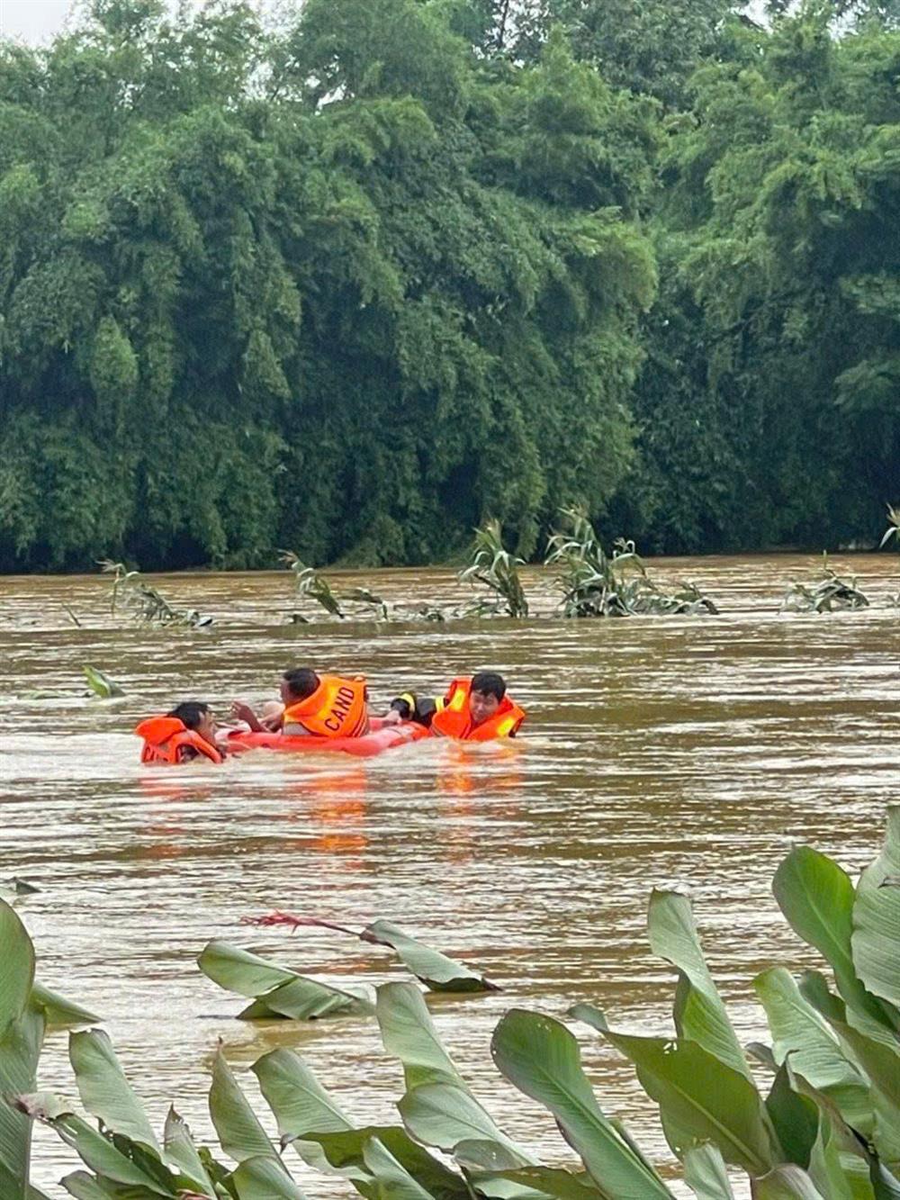 Lực lượng Công an vượt dòng nước lũ tại bản Đoàn Kết – xã Bản Giang, huyện Tam Đường để di dời người dân đến nơi an toàn.