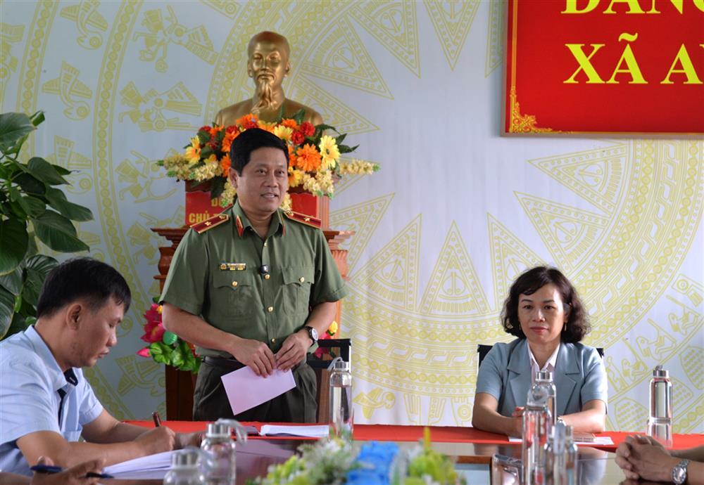 Thiếu tướng Nguyễn Hồng Nguyên phát biểu tại buổi làm việc với Ủy ban nhân dân xã AYun (tỉnh Gia Lai).