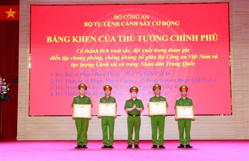Thừa uỷ quyền của Thủ tướng Chính phủ, Trung tướng Nguyễn Ngọc Vân trao Bằng khen của Thủ tướng Chính phủ tặng Đại tá Phạm Hữu Thinh, Phó Tư lệnh CSCĐ và các cá nhân.