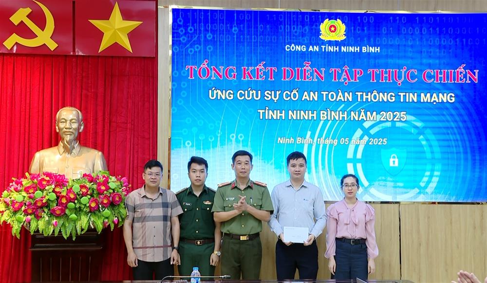 Ban Tổ chức đã trao Giải thưởng cho các tập thể, cá nhân hoàn thành xuất sắc nhiệm vụ đề ra.     
