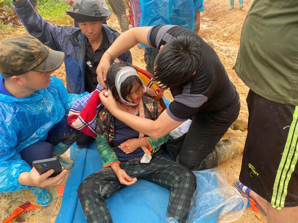 Lực lượng Công an tăng cường tìm kiếm, cứu nạn, sơ cứu cho người bị thương.