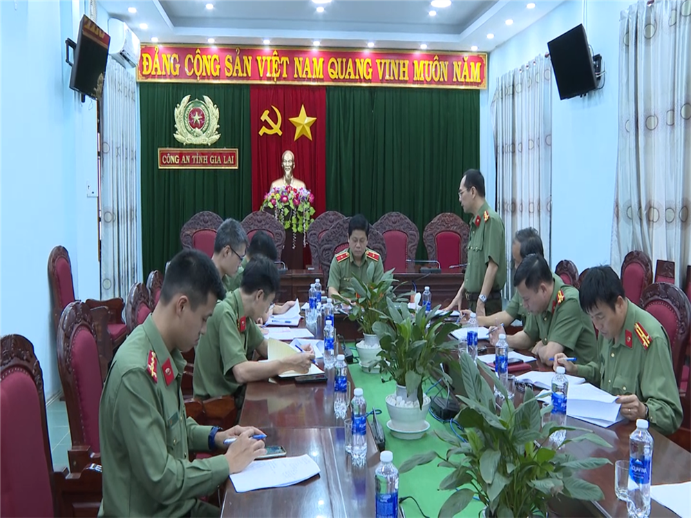 Đoàn công tác của Bộ Công an làm việc với Công an tỉnh Gia Lai về chương trình xóa nhà tạm, nhà dột nát trên địa bàn tỉnh.