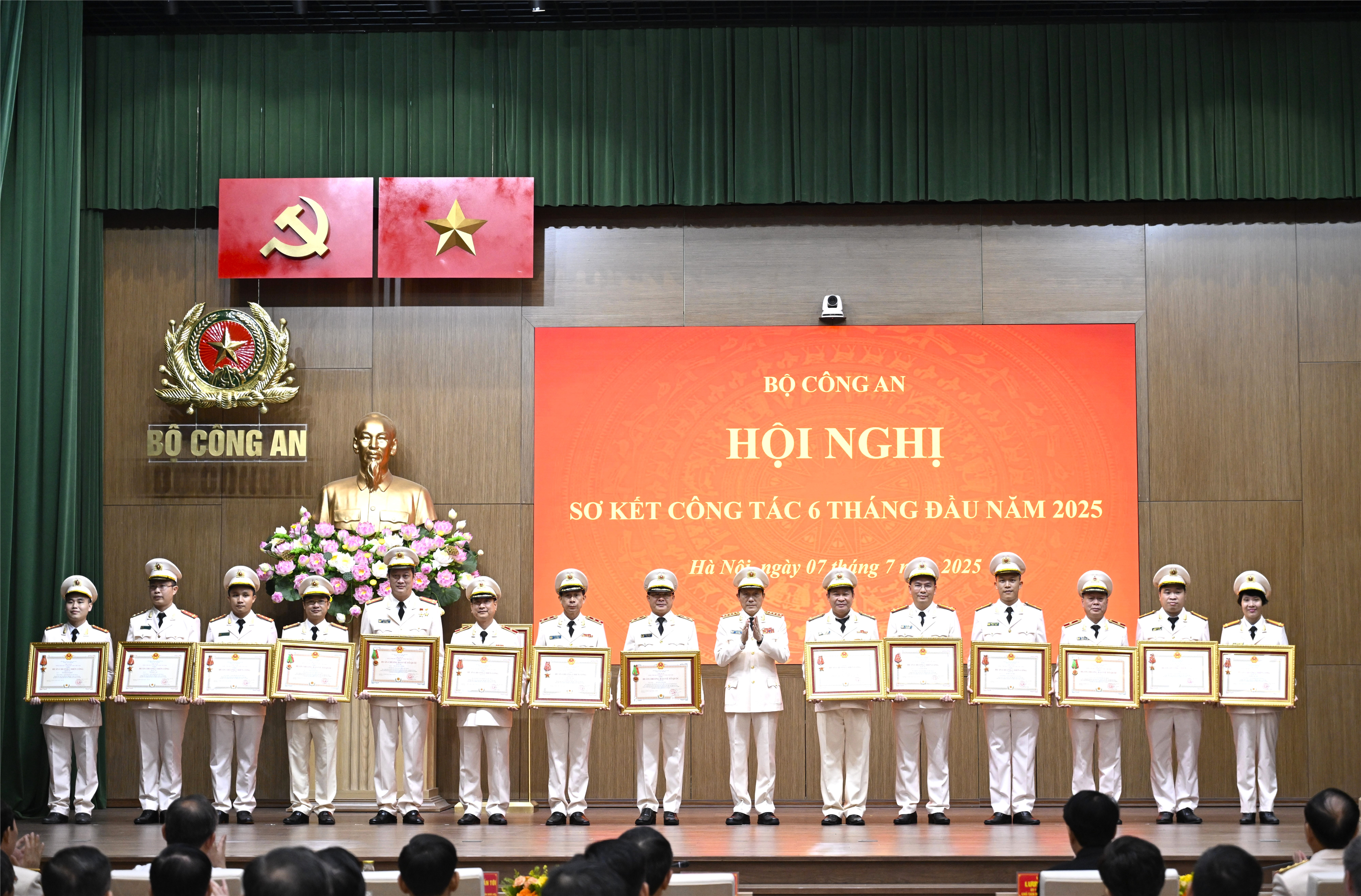 Thừa ủy quyền của Chủ tịch nước, Bộ trưởng Lương Tam Quang trao Huân chương Chiến công hạng Ba và Huân chương Bảo vệ Tổ quốc hạng Ba tặng các cá nhân có thành tích xuất sắc.