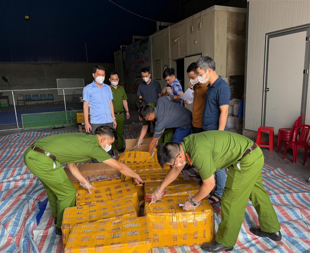 Tổ công tác của Phòng Cảnh sát kinh tế phối hợp các lực lượng chức năng kiểm tra toàn bộ hàng hóa trên xe.