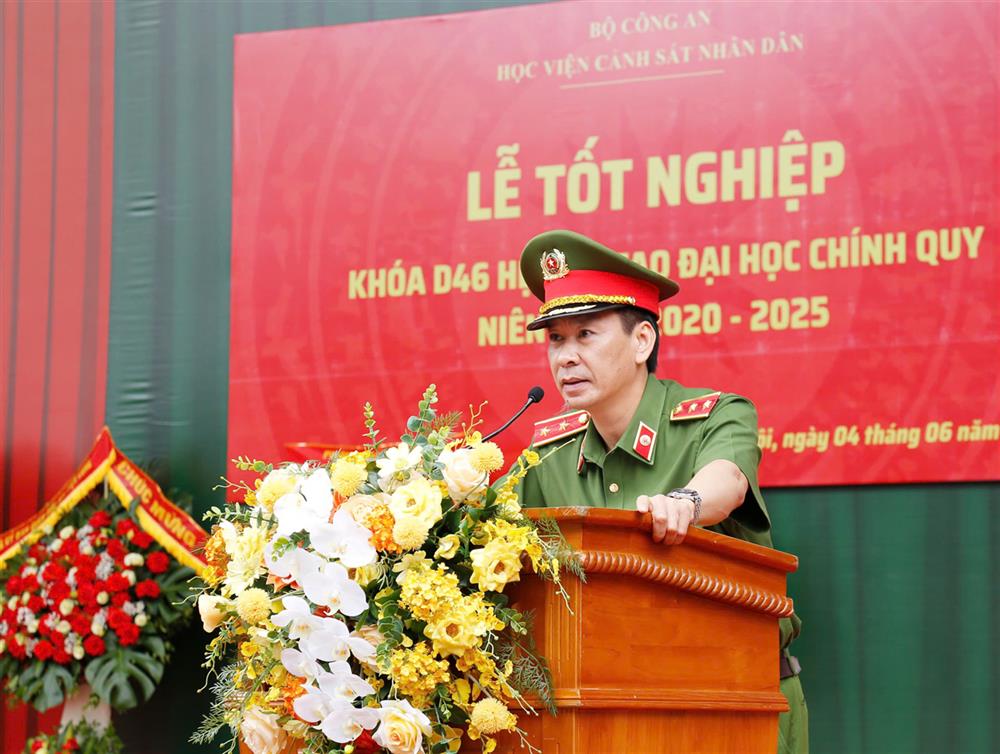 Đồng chí Giám đốc Học viện phát biểu giao nhiệm vụ cho các tân cử nhân.