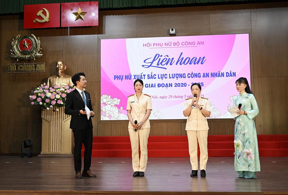 Các cá nhân xuất sắc giao lưu tại chương trình.