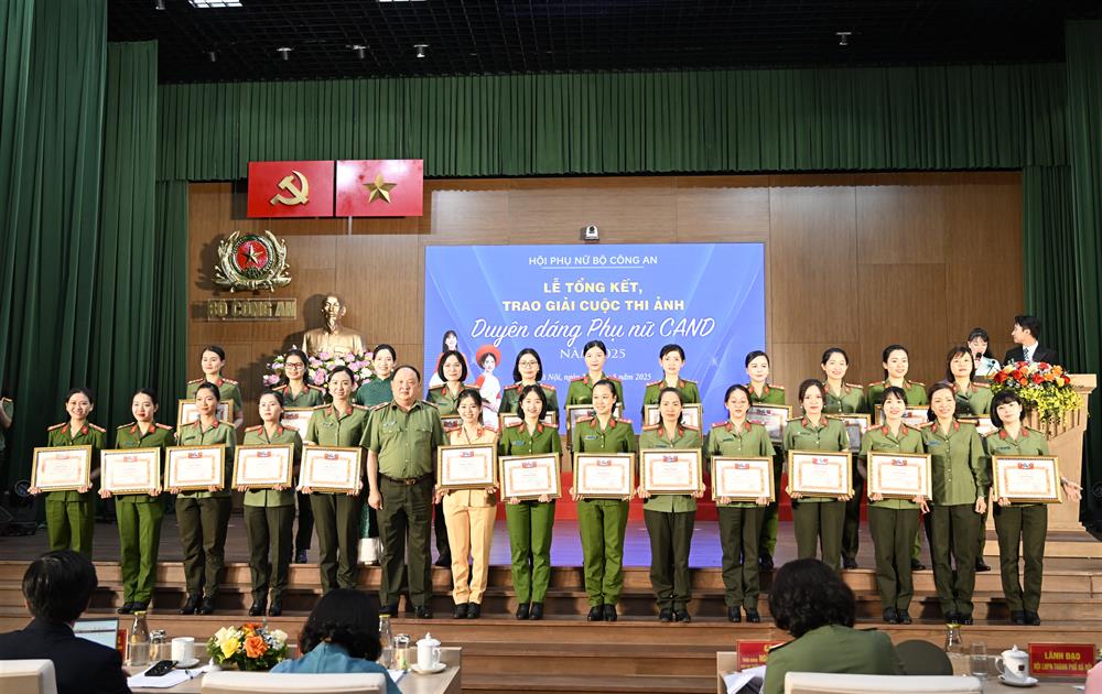 Ban Tổ chức trao Giải C cho các tác giả đạt giải.