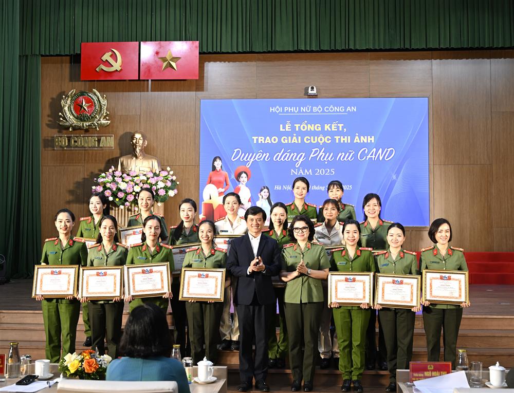 Ban Tổ chức trao Giải B cho các tác giả đạt giải.