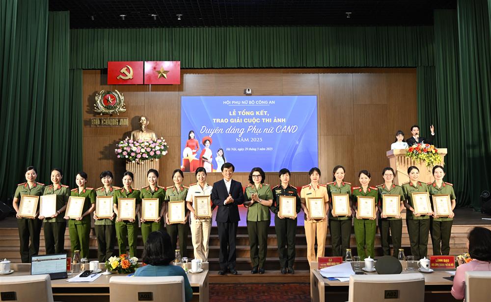 Ban Tổ chức trao 15 Giải A cho các tác giả đạt giải.