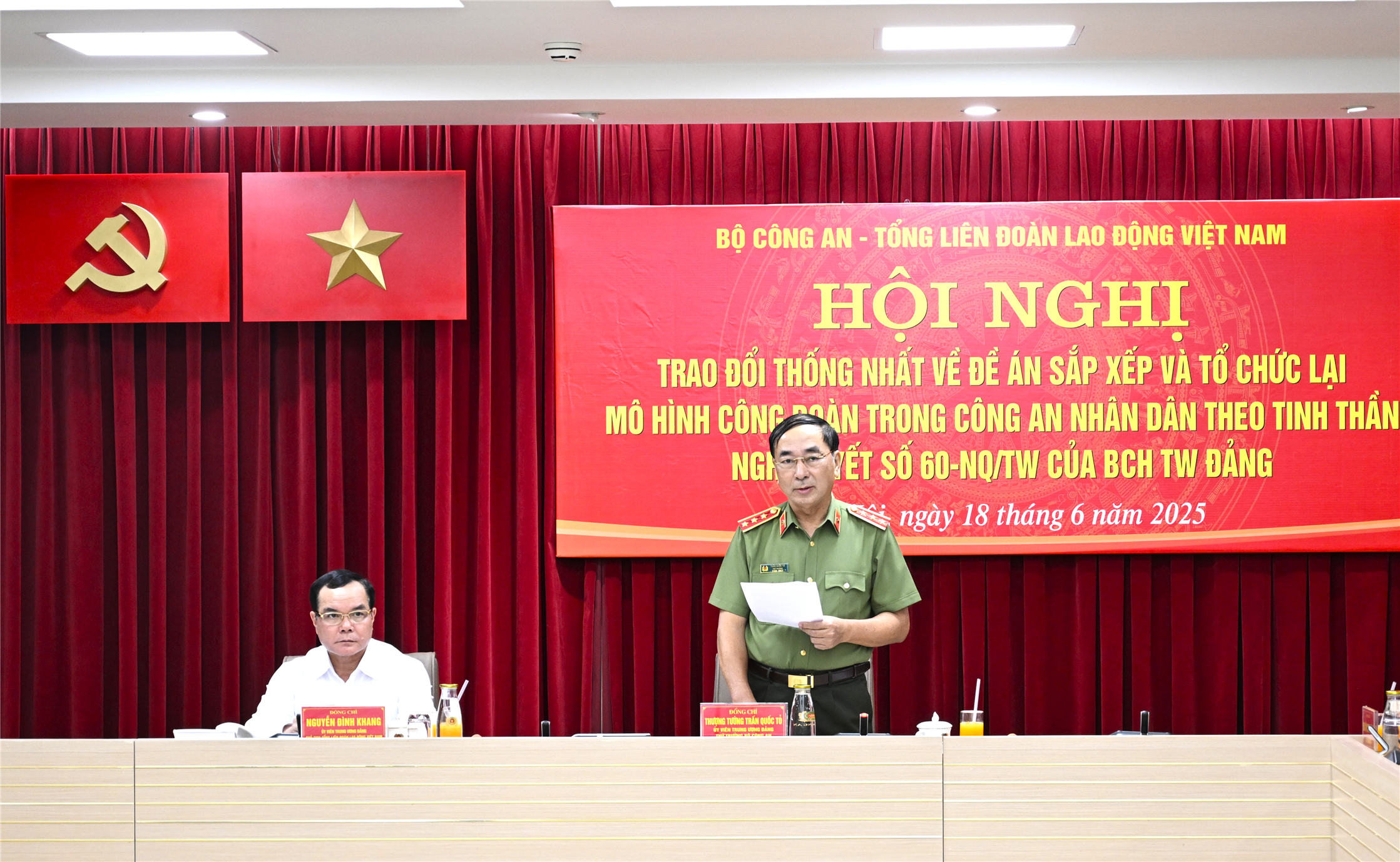 Thứ trưởng Trần Quốc Tỏ phát biểu tại Hội nghị.