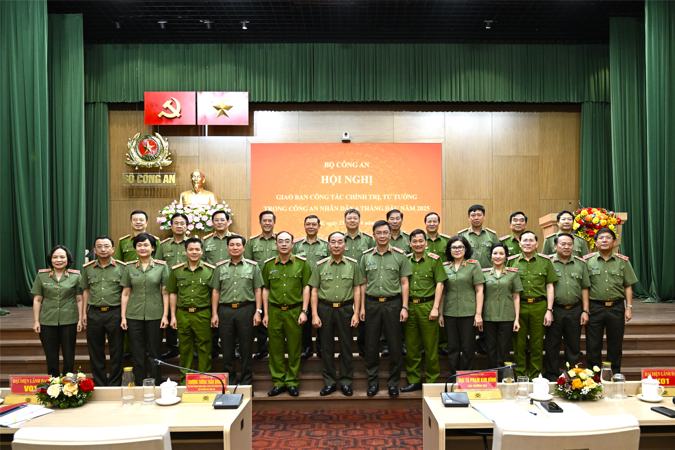 Các đại biểu dự Hội nghị.