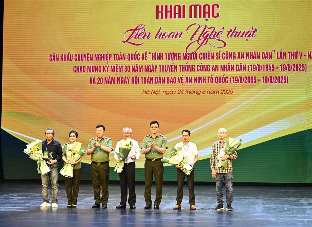 Đại tá Phạm Kim Đĩnh, Cục trưởng Cục Công tác Chính trị và Thiếu tướng, NSND Nguyễn Công Bẩy, Phó Cục trưởng Cục Công tác Chính trị tặng hoa, cảm ơn Ban giám khảo.