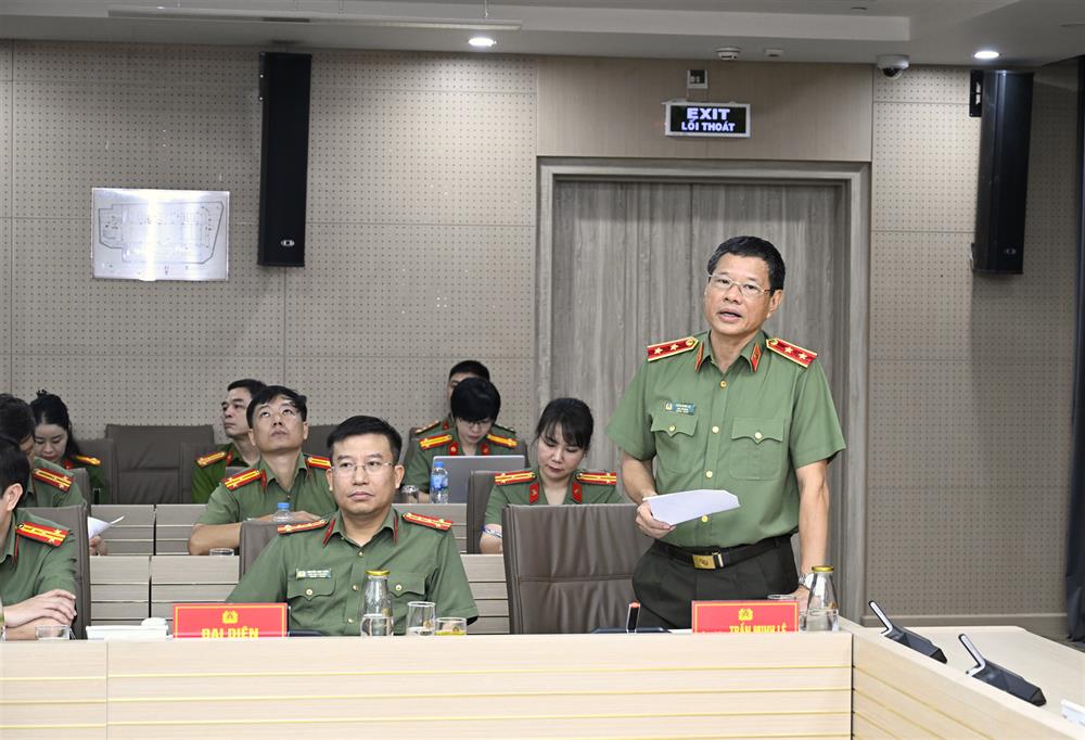 Thiếu trướng Trần Minh Lệ, Cục trưởng Cục Đào tạo điều hành phần tham luận tại Hội nghị.