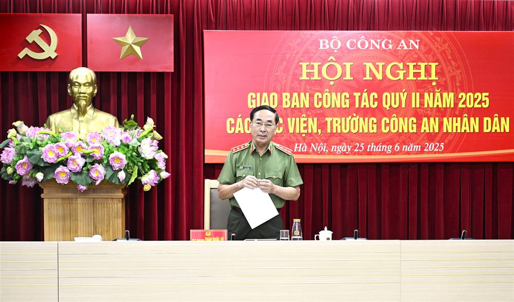 Thứ trưởng Trần Quốc Tỏ dự và chỉ đạo Hội nghị.