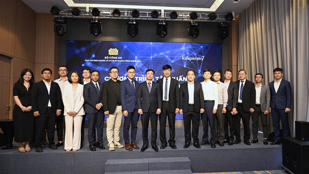 Các đại biểu dự chương trình.