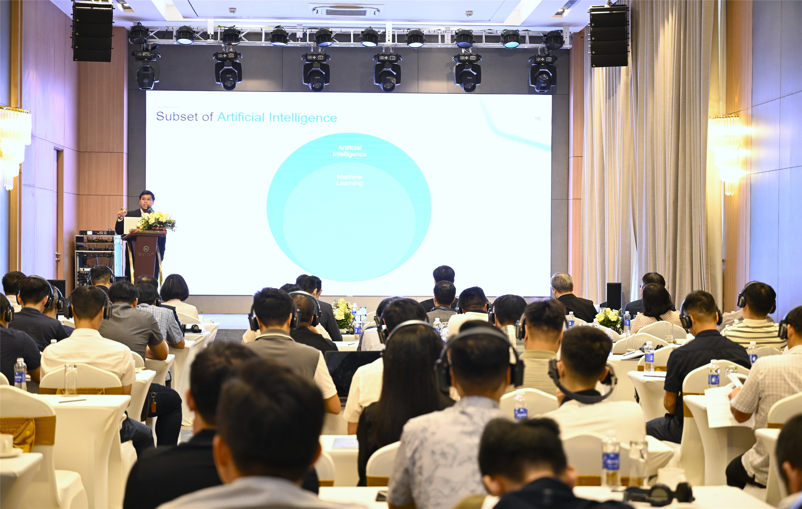Các diễn giả trình bày các chủ đề tập huấn.