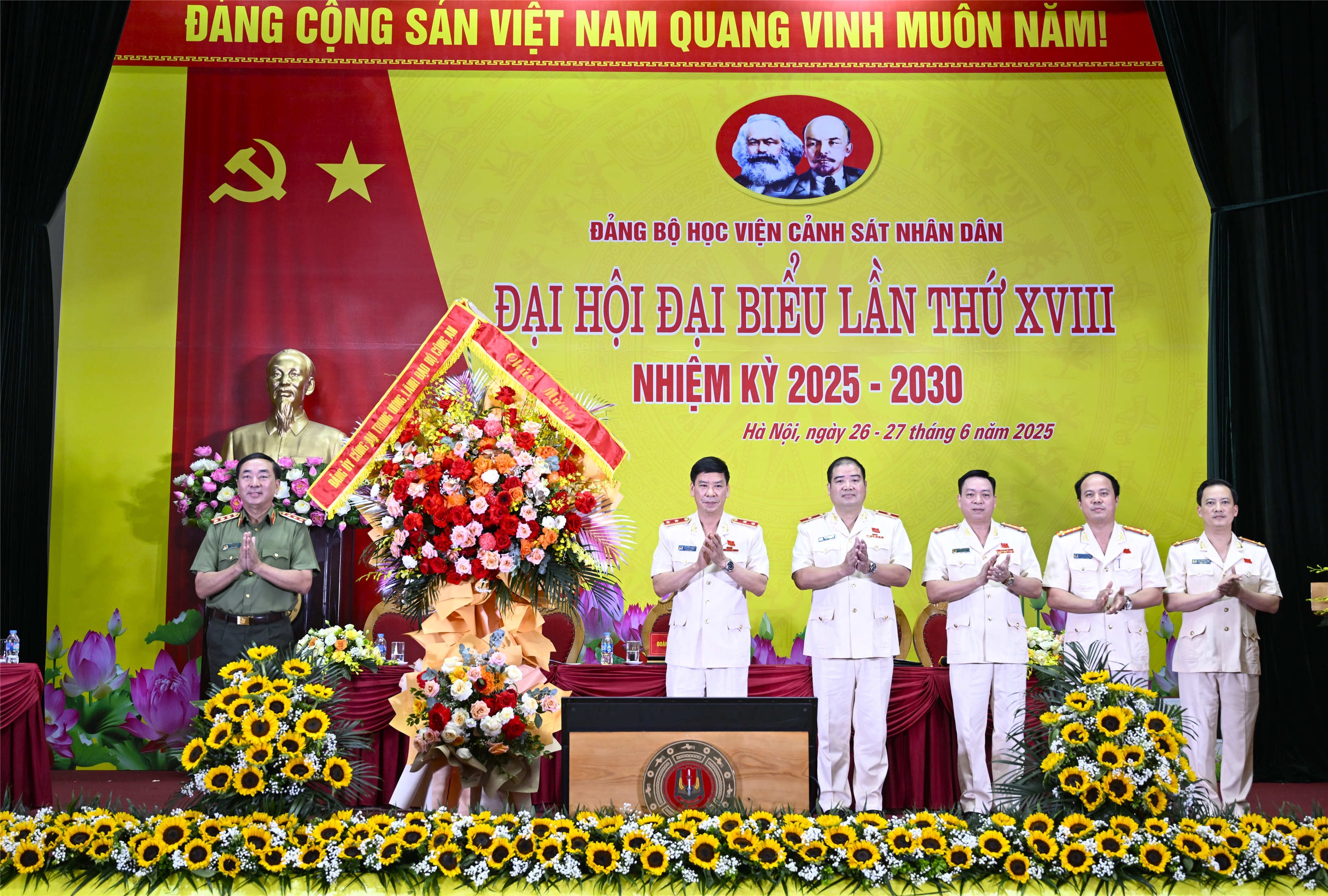 Thứ trưởng Trần Quốc Tỏ trao tặng lẵng hoa của Đảng ủy Công an Trung ương chúc mừng Đại hội.