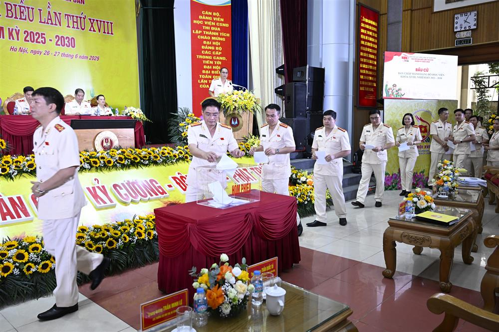 Các đại biểu bỏ phiếu bầu Ban Chấp hành Đảng bộ Học viện CSND nhiệm kỳ 2025 – 2030.