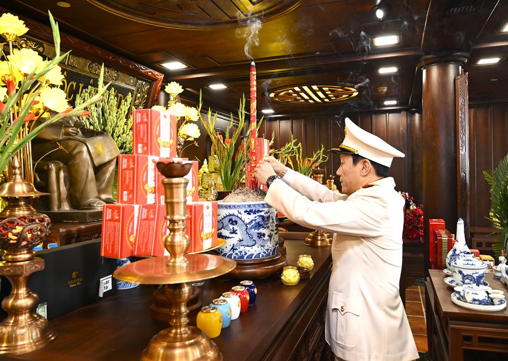 Bộ trưởng Lương Tam Quang thành kính dâng hoa, dâng hương trước anh linh Chủ tịch Hồ Chí Minh.