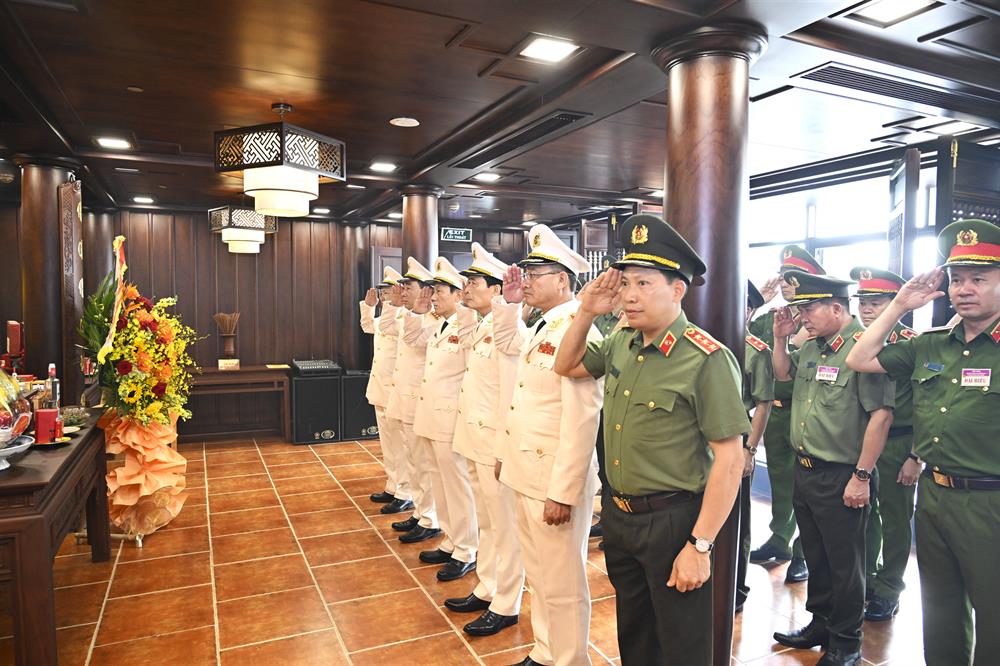 Các đại biểu bày tỏ lòng thành kính tưởng nhớ Chủ tịch Hồ Chí Minh.