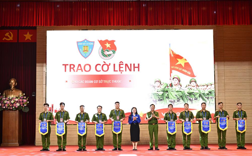 đồng chí Nguyễn Phạm Duy Trang và Đại tá Nguyễn Văn Trầm, Phó Tư lệnh CSCĐ đã trao Cờ lệnh “Chiến dịch Thanh niên CSCĐ tình nguyện Hè 2025” cho đại diện các đơn vị cơ sở.