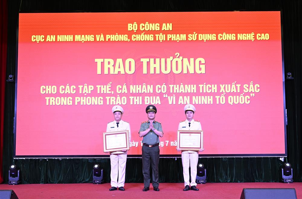 Thừa ủy quyền, Thứ trưởng Phạm Thế Tùng trao Huân chương Chiến công hạng Nhì và hạng Ba tặng 02 cá nhân có thành tích xuất sắc.