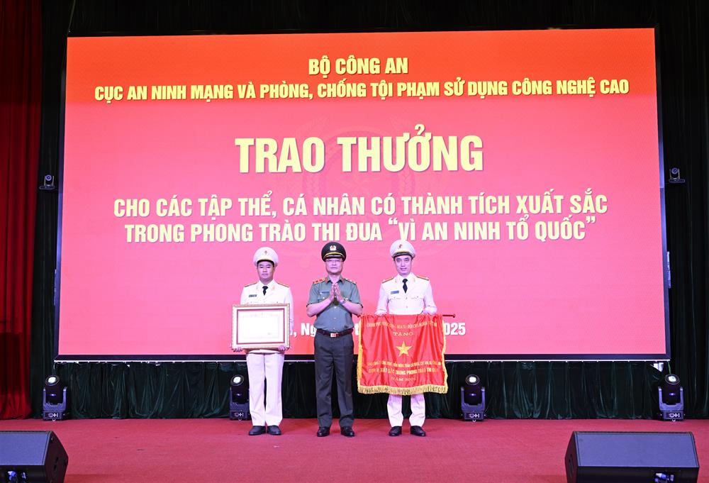 Thừa ủy quyền, Thứ trưởng Phạm Thế Tùng trao Cờ thi đua của Chính phủ tặng 01 tập thể; trao Bằng khen của Thủ tướng Chính phủ tặng 01 cá nhân có thành tích xuất sắc.