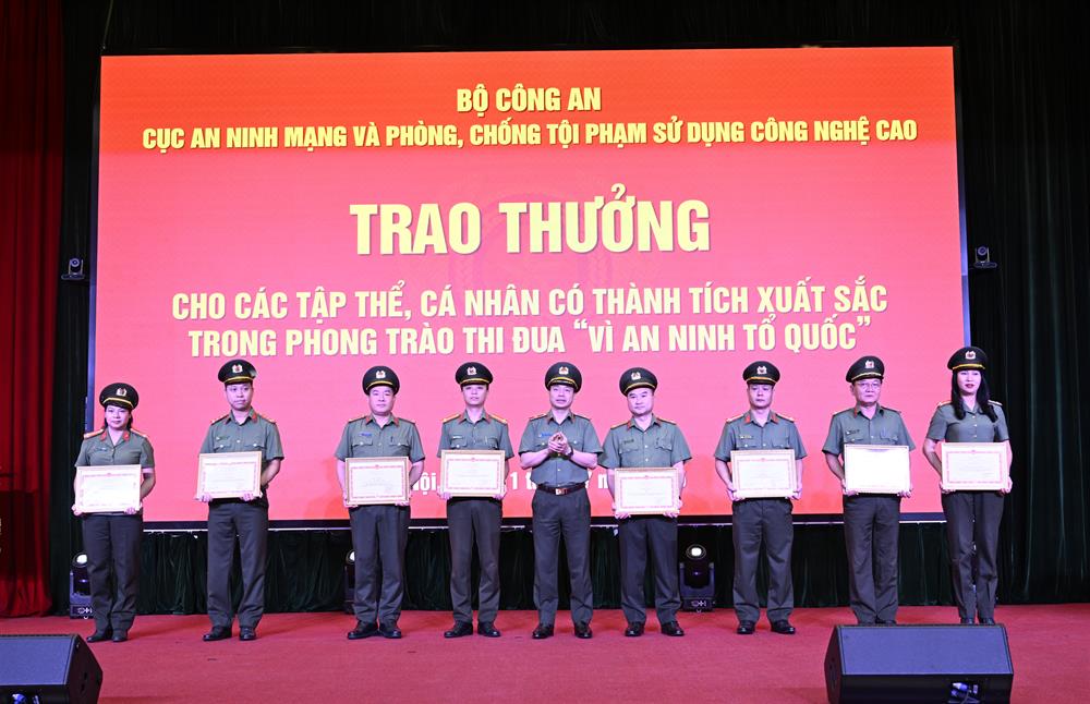 Thừa ủy quyền, Thiếu tướng Lê Xuân Minh trao Bằng khen của Bộ Công an tặng các tập thể, cá nhân có thành tích xuất sắc.