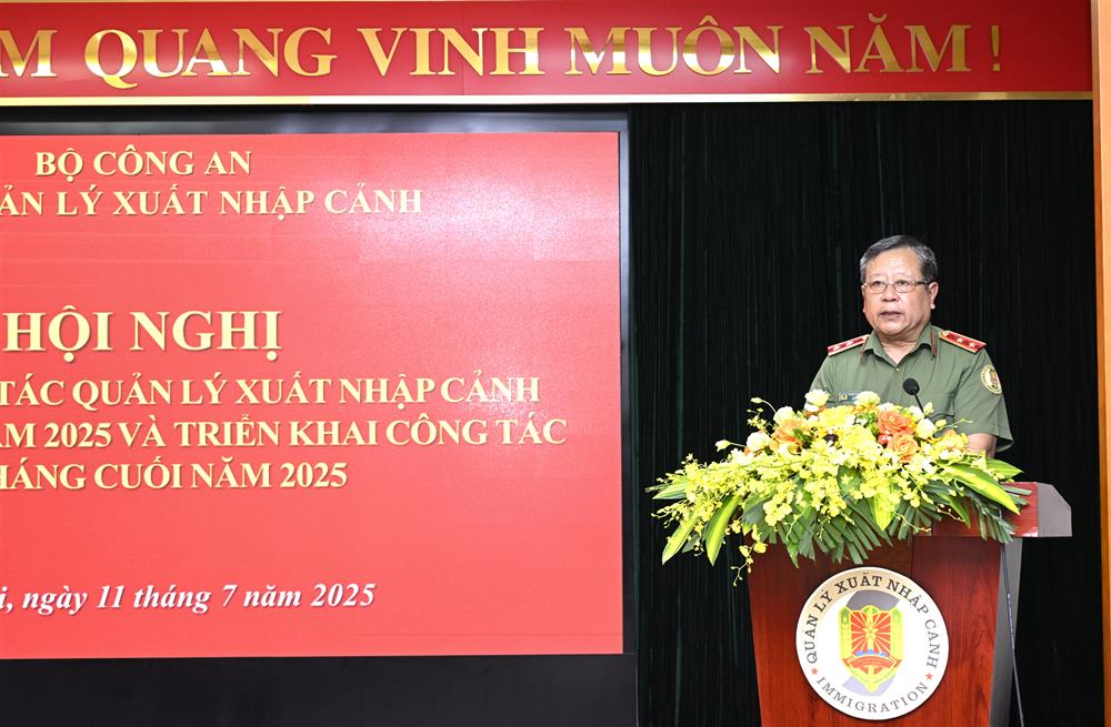 Trung tướng Phạm Đăng Khoa, Cục trưởng Cục Quản lý xuất nhập cảnh chủ trì Hội nghị.