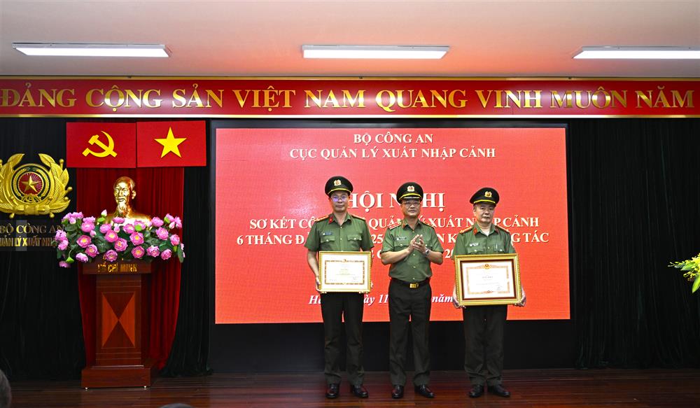 Thừa ủy quyền, Thứ trưởng Phạm Thế Tùng trao Bằng khen của Thủ tướng Chính phủ tặng Đại tá Đặng Tuấn Việt, Phó Cục trưởng Cục Quản lý xuất nhập cảnh; trao Bằng khen của Bộ trưởng Bộ Công an tặng Đại tá Vũ Văn Quân, Phó Cục trưởng Cục Quản lý xuất nhập cảnh.