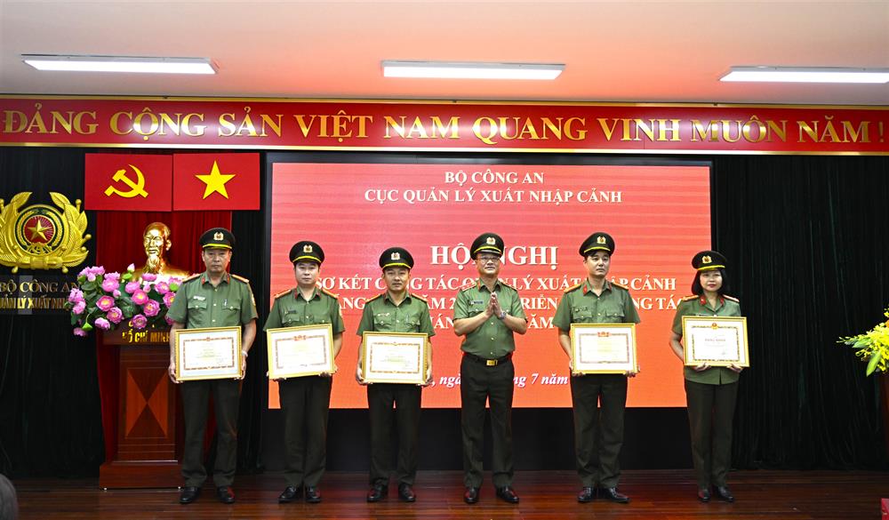 Thứ trưởng Phạm Thế Tùng trao Bằng khen của Bộ Công an tặng cá cá nhân có thành tích xuất sắc.