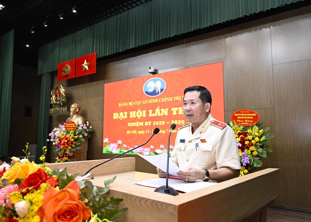 Thiếu tướng Đinh Văn Nơi, Cục trưởng Cục An ninh chính trị nội bộ phát biểu khai mạc Đại hội.