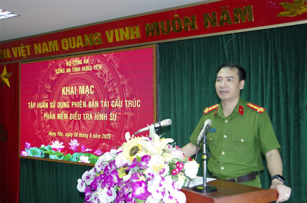 Đồng chí Phó Giám đốc Công an tỉnh phát biểu khai mạc lớp tập huấn.