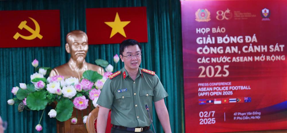 Đại tá Phạm Kim Đĩnh, Cục trưởng Cục Công tác chính trị - Bộ Công an, Trưởng Ban Tổ chức Giải phát biểu tại sự kiện họp báo.