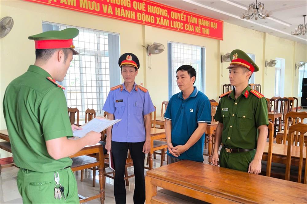 Cơ quan Cảnh sát điều tra Công an tỉnh Quảng Bình tống đạt các quyết định tố tụng đối với Trần Văn Năm.