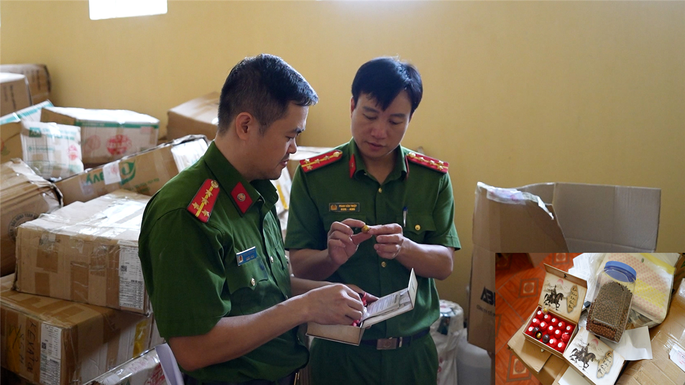 Cán bộ Phòng Cảnh sát kinh tế Công an tỉnh Yên Bái kiểm tra số hàng hóa bị thu giữ.