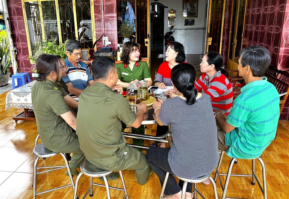 Thiếu tá Bùi Thuận Thảo Linh làm việc với các tổ công nghệ số cộng đồng để triển khai tích hợp Thẻ bảo hiểm y tế trên VneID.