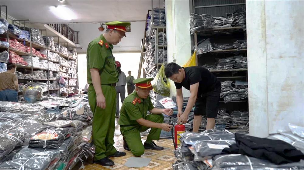 Công an phường Hồng Hà hướng dẫn người dân kiểm tra và sử dụng thiết bị chữa cháy.